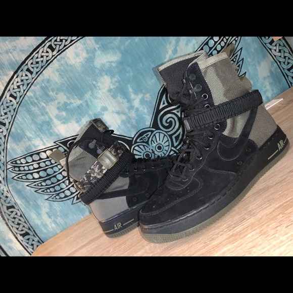 Nike Shoe Lot. All shoes are in amazing condition and are between size 8 to 9.5. - Picture 7 of 10